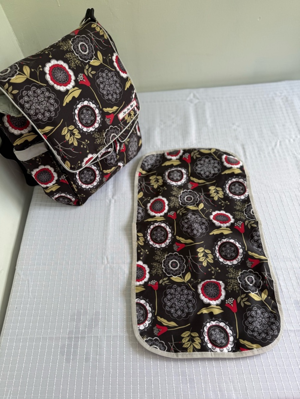 Ju-Ju-Be Messenger Diaper Bag Floral Brown/Red/Beige with Changing Pad